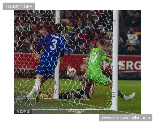 切尔西中路突破配合翻开局面，若日尼奥门前补射